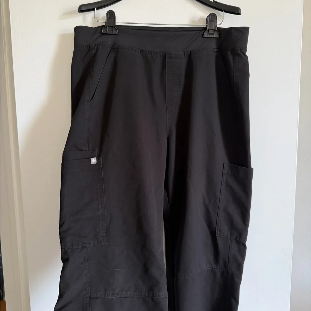 Figs Technical Collection Men’s Black Axum Cargo Scrub Pants size Large